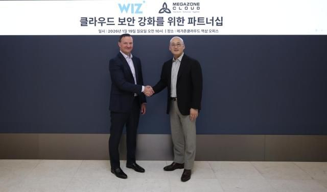 19일 서울 역삼동 메가존클라우드 연락사무소에서 메가존클라우드 염동훈 대표오른쪽와 위즈 달리 라직 대표 겸 COO가 ‘클라우드 보안 강화를 위한 파트너십’ 체결식 이후 기념촬영을 하고 있다 사진메가존클라우드 