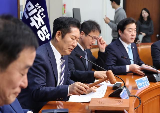 더불어민주당 정청래 대표가 19일 서울 여의도 국회에서 열린 최고위원회의에서 의사봉을 두드리고 있다사진연합뉴스