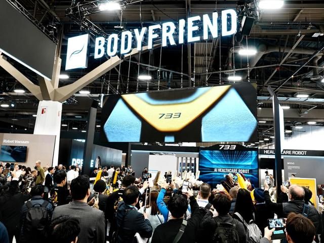 웨어러블 AI 헬스케어로봇 733을 체험하기 위해 바디프랜드 CES 2026 부스를 방문한 참관객들 사진바디프랜드