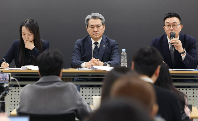 윤석열 전 대통령이 체포방해 사건 1심에서 징역 5년을 선고받은 것과 관련해 윤 전 대통령 변호인단인 유정화왼쪽부터·송진호·최지우 변호사가 19일 서울 서초구 라이프비즈니스센터에서 기자회견을 하고 있다 사진연합뉴스