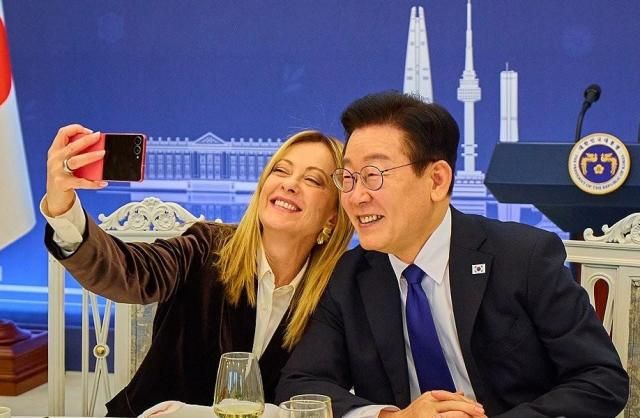 조르자 멜로니 이탈리아 총리가 19일 청와대에서 열린 공식 오찬에서 이재명 대통령이 선물한 삼성 갤럭시 Z플립7로 기념촬영을 하고 있다사진연합뉴스
