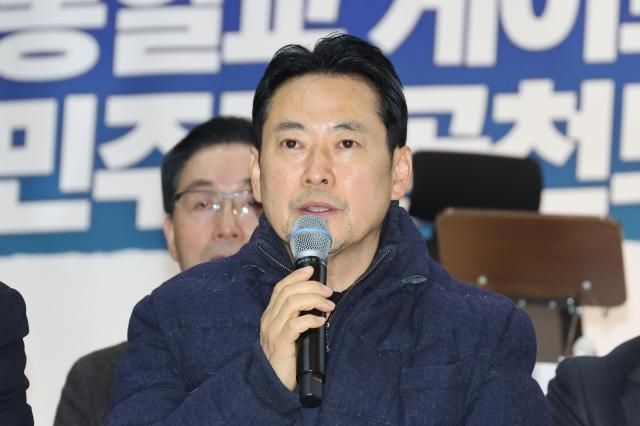 국민의힘 장동혁 대표가 19일 서울 여의도 국회 로텐더홀에서 열린 최고위원회의에서 발언하고 있다 사진연합뉴스