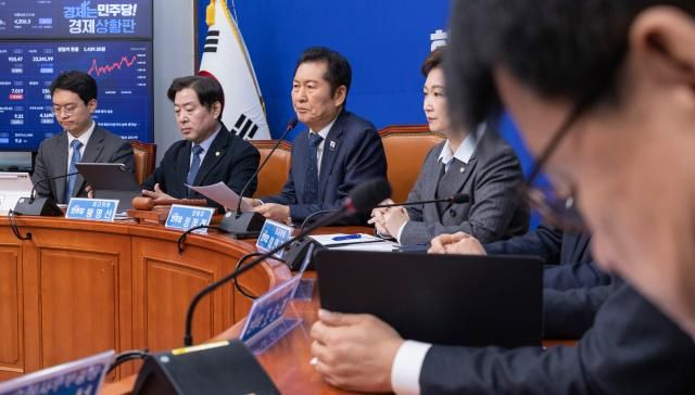 정청래 더불어민주당 대표가 2일 서울 여의도 국회에서 열린 최고위원회의에서 발언하고 있다 사진연합뉴스