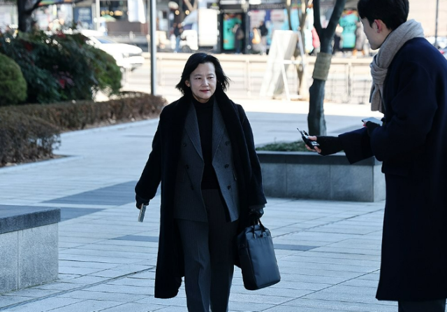 최근 법무부 인사에서 고검검사급 보직으로 사실상 강등된 정유미 검사장이 지난달 22일 서울행정법원에서 열린 집행정지 신청 심문기일에 출석하고 있다 사진연합뉴스