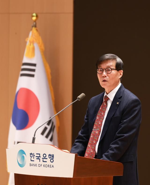 이창용 한국은행 총재가 2일 서울 중구 한국은행에서 열린 시무식에서 신년사를 발표하고 있다 사진한국은행