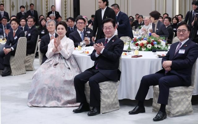 이재명 대통령과 김혜경 여사가 2일 청와대 영빈관에서 열린 신년 인사회에서 시민들의 새해 소망을 담은 영상을 시청하고 있다사진연합뉴스