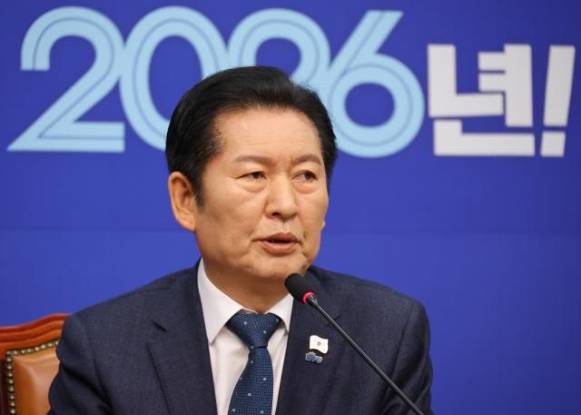 정청래 더불어민주당 대표가 2일 서울 여의도 국회에서 열린 최고위원회의에서 발언하고 있다 사진연합뉴스