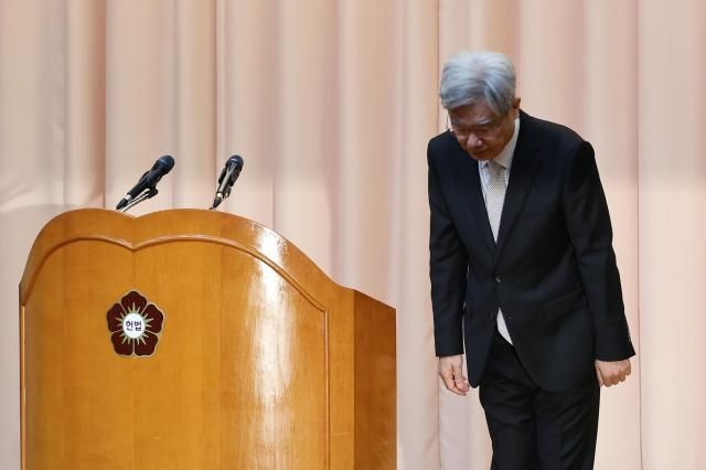 김상환 헌법재판소장이 2일 서울 종로구 헌법재판소 시무식에서 신년사를 마친 뒤 직원들을 향해 인사하고 있다 사진연합뉴스