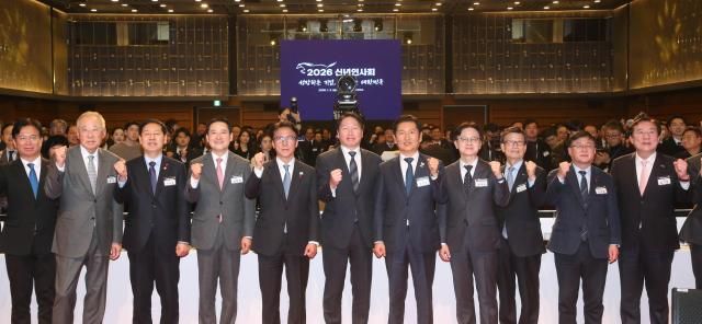 2일 대한상공회의소에서 열린 2026 경제계 신년인사회에서 주요 참석자들이 기념촬영을 하고 있다 왼쪽부터 김영훈 노동부 장관 류진 한경협 회장 구윤철 재경부 부총리 장동혁 국민의힘 대표 김민석 국무총리 최태원 대한상의 회장 정청래 민주당 대표 김정관 산업부 장관 윤진식 무역협회 회장 김성환 기후부 장관 김기문 중기중앙회 회장 사진대한상공회의소