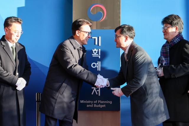 김민석 국무총리가 2일 정부세종청사 5동에서 열린 기획예산처 현판식에 참석해 임기근 기획처 장관 직무대행과 악수하고 있다사진연합뉴스