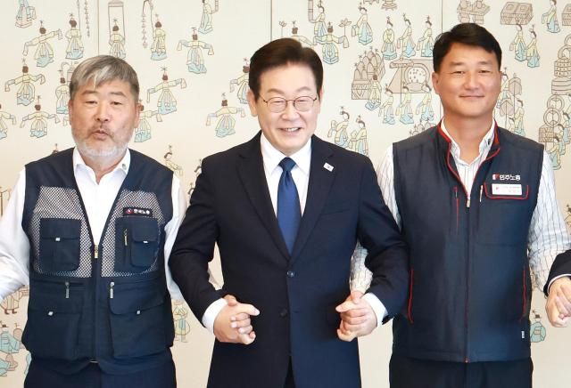 이재명 대통령이 지난해 9월 4일 서울 용산 대통령실 청사에서 열린 양대노총 위원장과의 오찬 간담회에 참석해 김동명 한국노총 위원장왼쪽 양경수 민주노총 위원장과 기념촬영을 한 모습 사진연합뉴스