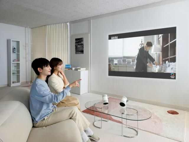 삼성전자 모델이 혁신적인 AI 포터블 프로젝터 더 프리스타일+를 소개하고 있다 사진삼성전자 