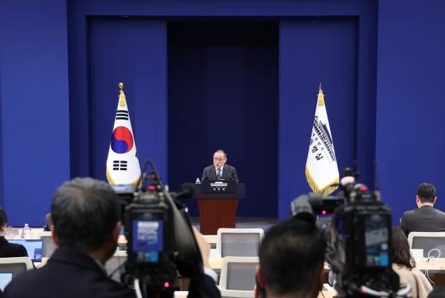 위성락 국가안보실장이 24일 청와대 춘추관에서 미국·캐나다·일본 방문 관련 브리핑을 하고 있다사진연합뉴스