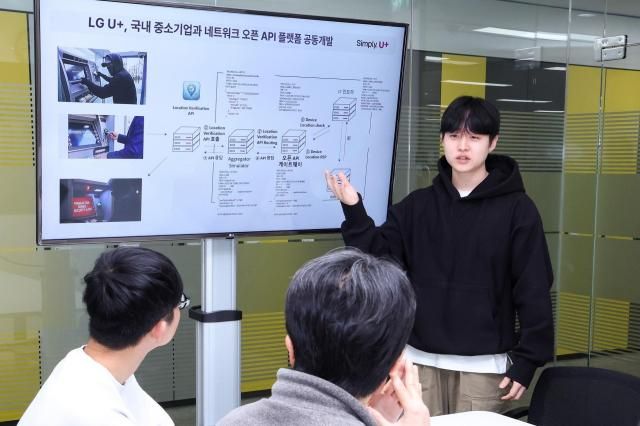 LG유플러스는 통신 산업 생태계 활성화를 위해 통신장비 제조사 아리아텍과 함께 ‘네트워크 오픈 API 플랫폼Open API Gateway을 개발했다 사진은 LG유플러스 임직원들이 네트워크 오픈 API 플랫폼에 대해 논의하고 있는 모습사진LG유플러스