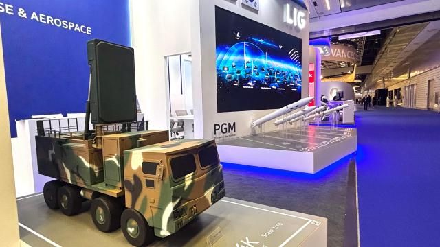 LIG넥스원이 처음으로 카타르 방산전시회 DIMDEX 2026에 참가했다 전시장에 마련된 부스의 모습