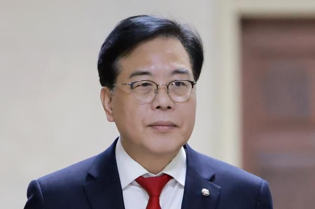 송언석 국민의힘 원내대표가 지난 19일 한병도 더불어민주당 원내대표와 회동하기 위해 국회 운영위원장실로 향하고 있다 사진연합뉴스