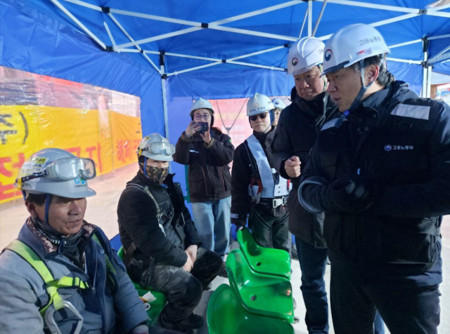 류현철 고용노동부 산업안전보건본부장이 20일 오전 서울 중구 건설현장을 방문한 모습 사진고용노동부