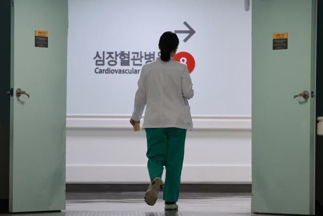 서울 시내 한 대학병원에서 이동하는 의료 관계자 사진연합뉴스