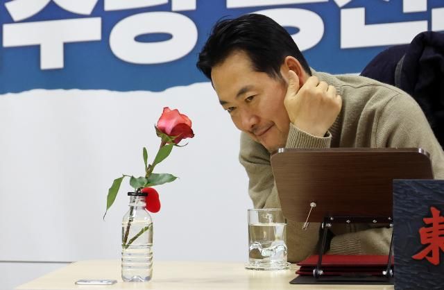 통일교·공천헌금 쌍특검 수용을 요구하며 엿새째 단식 농성 중인 장동혁 국민의힘 대표가 20일 국회 로텐더홀 단식 농성장에서 장미꽃을 바라보고 있다 사진연합뉴스