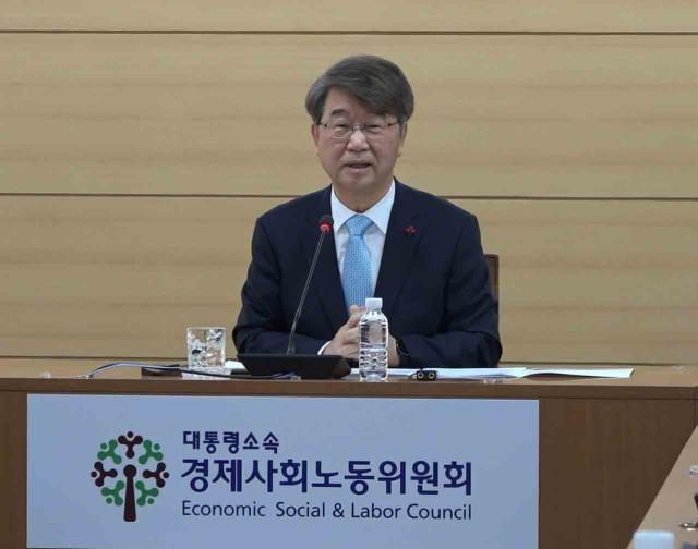 김지형 경제사회노동위원회경사노위 위원장이 22일 서울 중구 경사노위 대회의실에서 열린 취임 후 첫 기자간담회에서 발언하고 있다사진연합뉴스
