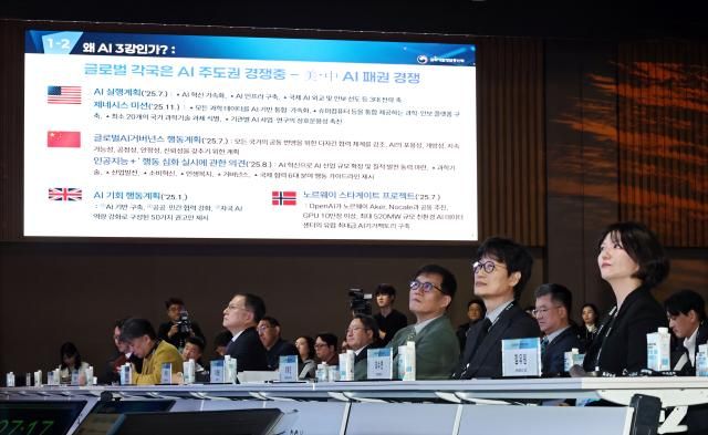 최수연 네이버 대표오른쪽부터 이해진 네이버 창업자 겸 이사회 의장 이창용 한국은행 총재가 21일 서울 중구 한국은행 콘퍼런스홀에서 열린 2026 한국은행ㆍ네이버 공동 AX 콘퍼런스에서 류제명 과학기술정보통신부 제2차관의 기조연설을 경청하고 있다 연합뉴스