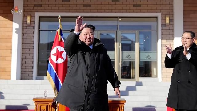 김정은 북한 국무위원장이 지난 20일 함경북도 경성군 온포근로자휴양소 준공식에 참석해 준공 테이프를 끊었다고 조선중앙TV가 21일 보도했다 사진연합뉴스