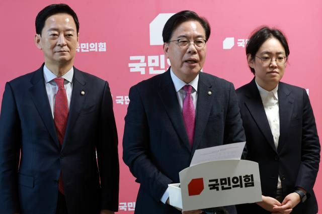 송언석 국민의힘 원내대표가 지난 20일 쌍특검 등 현안과 관련해 백브리핑하고 있다 송 원내대표 양 옆으로는 최은석 원내수석대변인과 조지연 원내부대표 사진연합뉴스