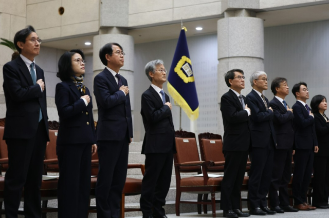 조희대 대법원장가운데과 대법관들이 지난 2일 서울 대법원에서 열린 2026년 대법원 시무식에서 국기에 경례하고 있다 사진연합뉴스