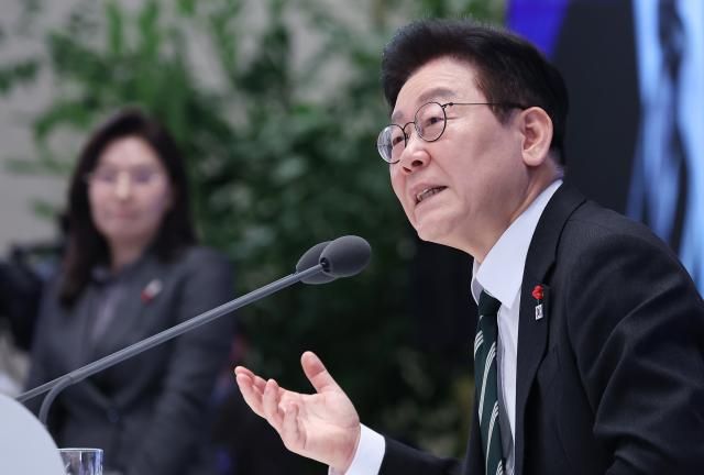 이재명 대통령이 21일 청와대 영빈관에서 열린 신년 기자회견에서 발언하고 있다 사진연합뉴스