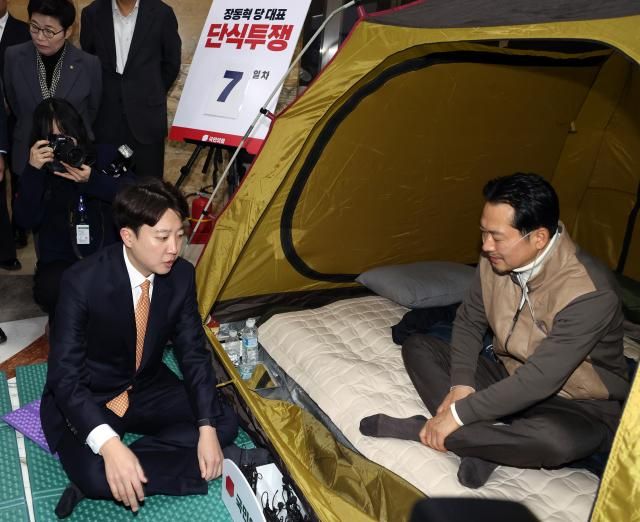 통일교·공천헌금 쌍특검 수용을 요구하며 단식 7일 차를 맞은 장동혁 국민의힘 대표가 21일 국회 로텐더홀 단식 농성장을 찾은 이준석 개혁신당 대표와 대화하고 있다 사진연합뉴스