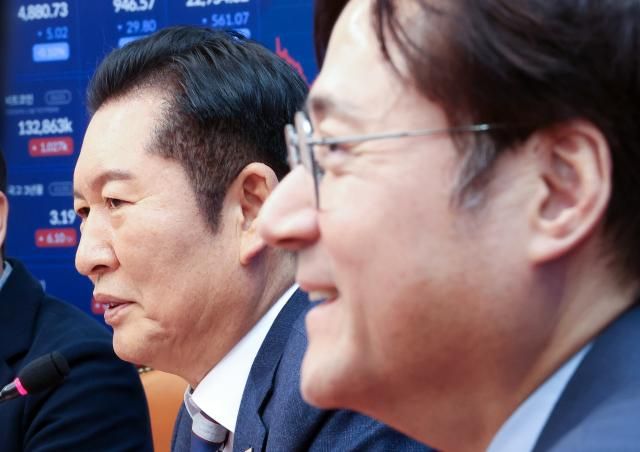 더불어민주당 정청래 대표왼쪽가 21일 국회에서 취임 인사차 방문한 홍익표 청와대 정무수석을 만나 얘기를 나누고 있다사진연합뉴스