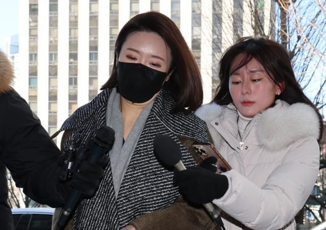 더불어민주당 소속이었던 김병기 의원의 공천헌금 의혹에 연루된 이지희 동작구의회 부의장왼쪽이 21일 서울 마포구 서울경찰청 공공범죄수사대에 출석하고 있다 사진연합뉴스