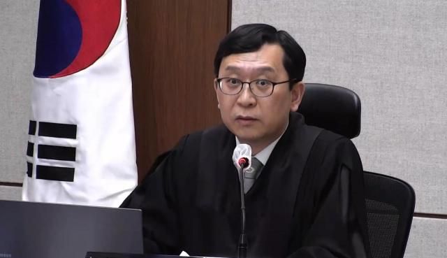 21일 서울중앙지법에서 열린 한덕수 전 국무총리의 내란 중요임무 종사 혐의 1심 선고 공판에서 이진관 부장판사가 발언하고 있다 사진연합뉴스