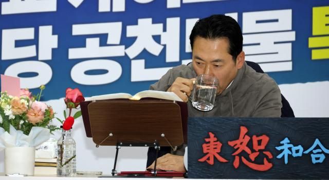 통일교·공천헌금 쌍특검 수용을 요구하며 여드레째 단식 중인 장동혁 국민의힘 대표가 22일 서울 여의도 국회 로텐더홀 단식 농성장에서 물을 마시고 있다 사진연합뉴스