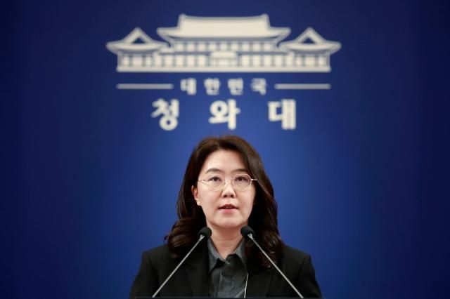 강유정 청와대 대변인이 8일 청와대 춘추관에서 이재명 대통령의 중국 국빈 방문 결과에 대한 외신 동향 등에 관해 브리핑하고 있다 사진연합뉴스