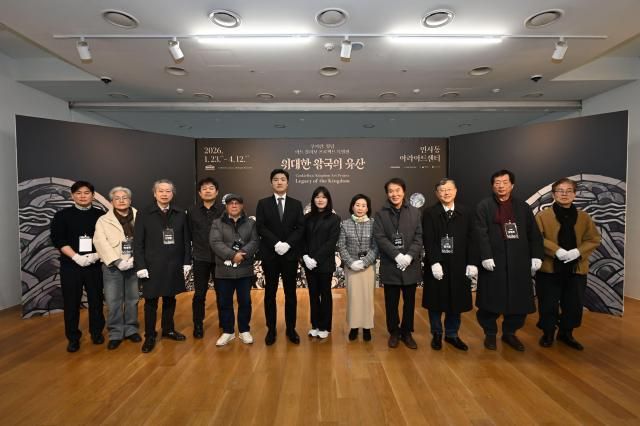 쿠키런 킹덤 아트 콜라보 프로젝트 특별전 리본 커팅식 왼쪽에서 네번째 조길현 데브시스터즈 대표