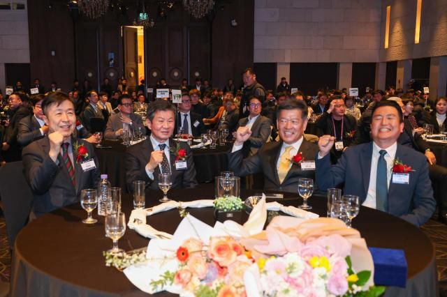 지난해 3월 7일 서울 서초구 엘타워 그레이스홀에서 서울시축구협회 주관으로 열린 제14·15대 서울시축구협회장 이·취임식에서 전성수 서초구청장 왼쪽부터 정몽규 대한축구협회장 정진설 서울시축구협회장 성중기 전 서울시축구협회장이 기념 촬영하고 있다 사진서초구청