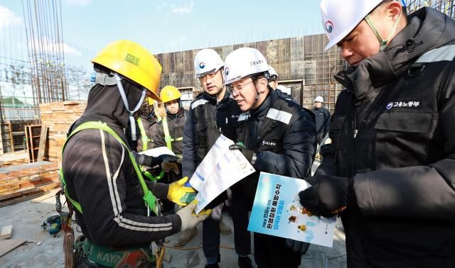 김영훈 고용노동부 장관은 22일 청주시 소재 소규모 건설현장이 밀집한 지역을 찾아 패트롤 점검을 진행하고 있다 사진고용노동부