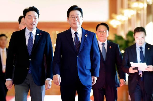 이재명 대통령과 강훈식 비서실장이 22일 청와대에서 열린 수석보좌관회의 참석을 위해 회의실로 향하고 있다.[사진=연합뉴스]