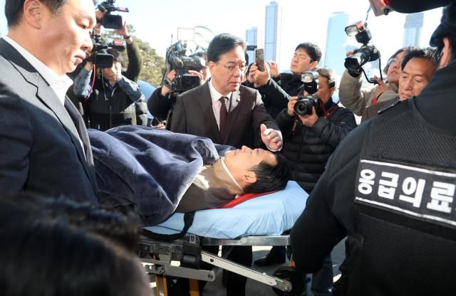 통일교·공천헌금 쌍특검 수용을 요구하며 여드레째 단식을 이어가던 장동혁 국민의힘 대표가 22일 건강 악화로 국회에서 병원으로 이송되기 위해 구급차에 타고 있다 사진연합뉴스
