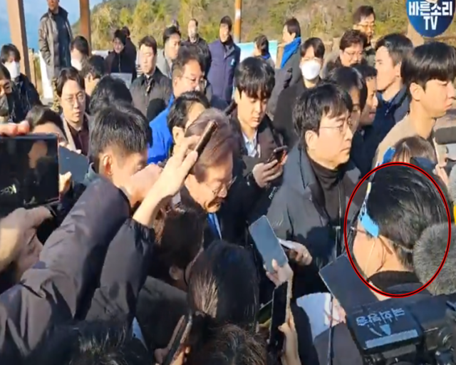 내가 이재명 왕관을 쓴 남성이 2024년 당시 이재명 더불어민주당 대표를 피습했다 사진유튜브 바른소리TV