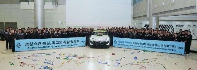 21일 르노코리아 부산공장에서 개최한 르노 필랑트 1호차 생산 기념 행사에서 임직원들이 기념 사진을 촬영하고 있다사진르노코리아