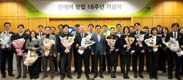 22일 열린 진에어 18주년 창립기념식에서 임직원들이 기념 촬영을 하고 있다사진진에어