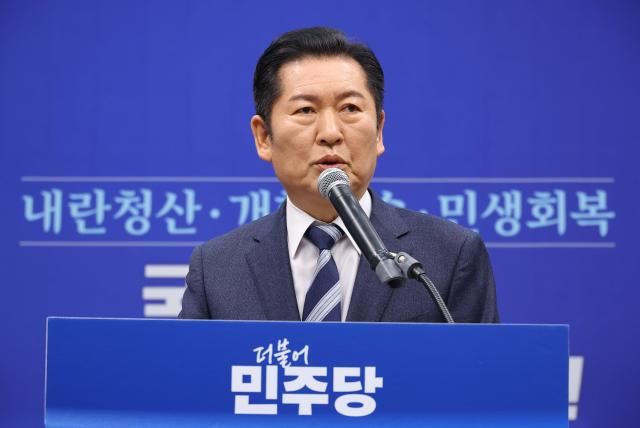 정청래 대표가 22일 서울 여의도 국회에서 긴급 기자회견을 열고 조국혁신당과의 합당을 제안하고 있다