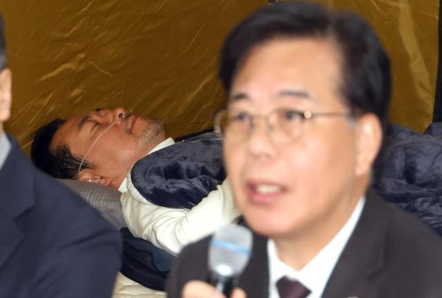 통일교·공천헌금 쌍특검 입법을 요구하며 단식 투쟁에 나선 지 8일차를 맞은 장동혁 국민의힘 대표가 22일 국회 로텐더홀 텐트안에 누워있는 동안 최고위원회의가 열리고 있다 사진연합뉴스