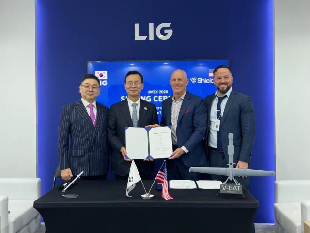 왼쪽부터 구본상 LIG 회장 신익현 LIG넥스원 대표 밥 하워드 쉴드 AI 수석 부회장 마이크 한린 쉴드 AI 글로벌 전략 및 사업개발 총괄 사진LIG넥스원