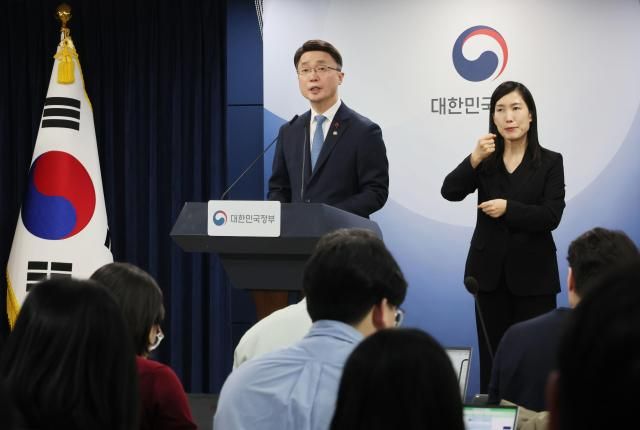  류제명 과학기술정보통신부 2차관이 15일 서울 종로구 정부서울청사에서 독자AI 파운데이션 모델 프로젝트 1차 단계평가 결과를 발표하고 있다사진연합뉴스