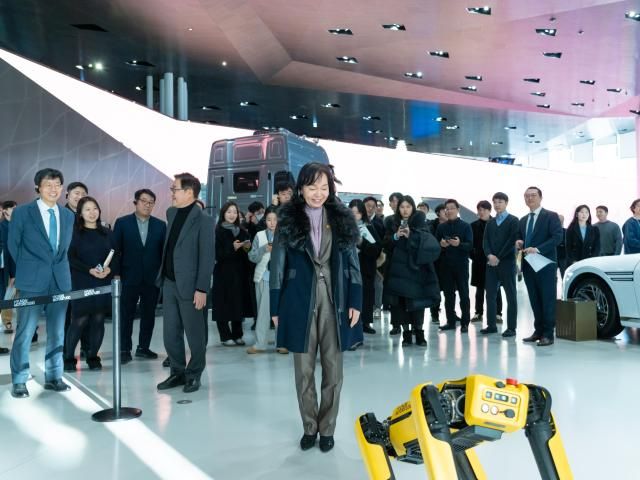 송경희 개인정보보호위원회 위원장이 23일 오후 경기도 고양시 현대 모터스튜디오에서 미래 모빌리티 기술을 관람하고 있다사진개인정보보호위원회 