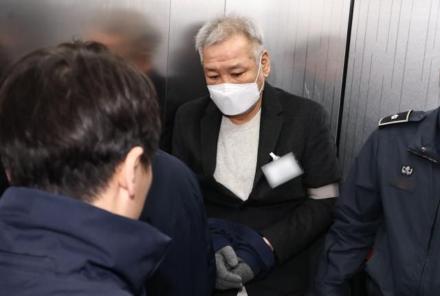 건진법사 전성배씨가 지난 19일 서울 서초구 안권섭 상설특별검사 사무실에 참고인 신분으로 출석하고 있다 사진연합뉴스