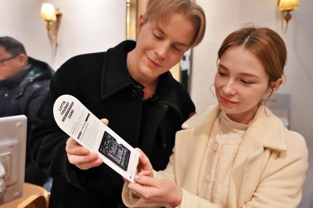 외국인들이 서울 중구 롯데백화점 본점 지하 1층 택스프리 매장에서 외국인 전용 멤버십 카드를 발급받아 들고 있다사진롯데백화점